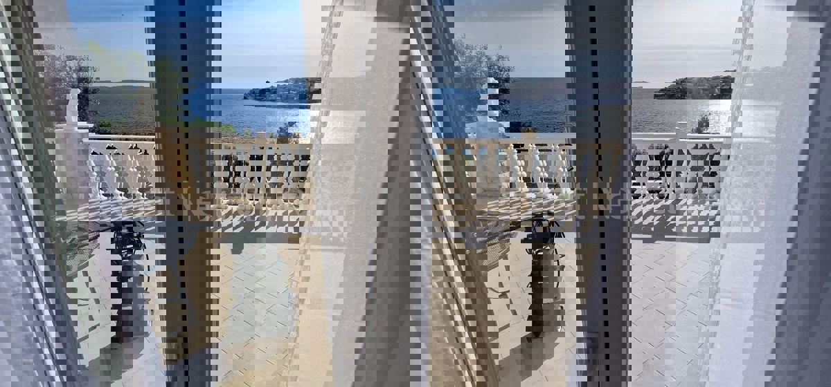 Ciovo, Okrug, apartment house 250 m2, second row from the sea, sea view