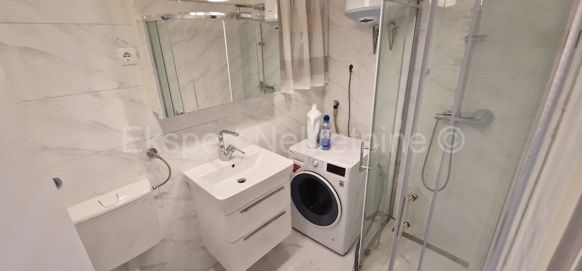 Ciovo, Okrug, apartment house 250 m2, second row from the sea, sea view