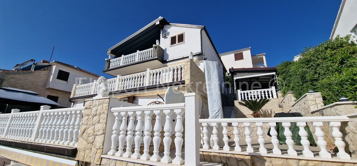 Ciovo, Okrug, apartment house 250 m2, second row from the sea, sea view