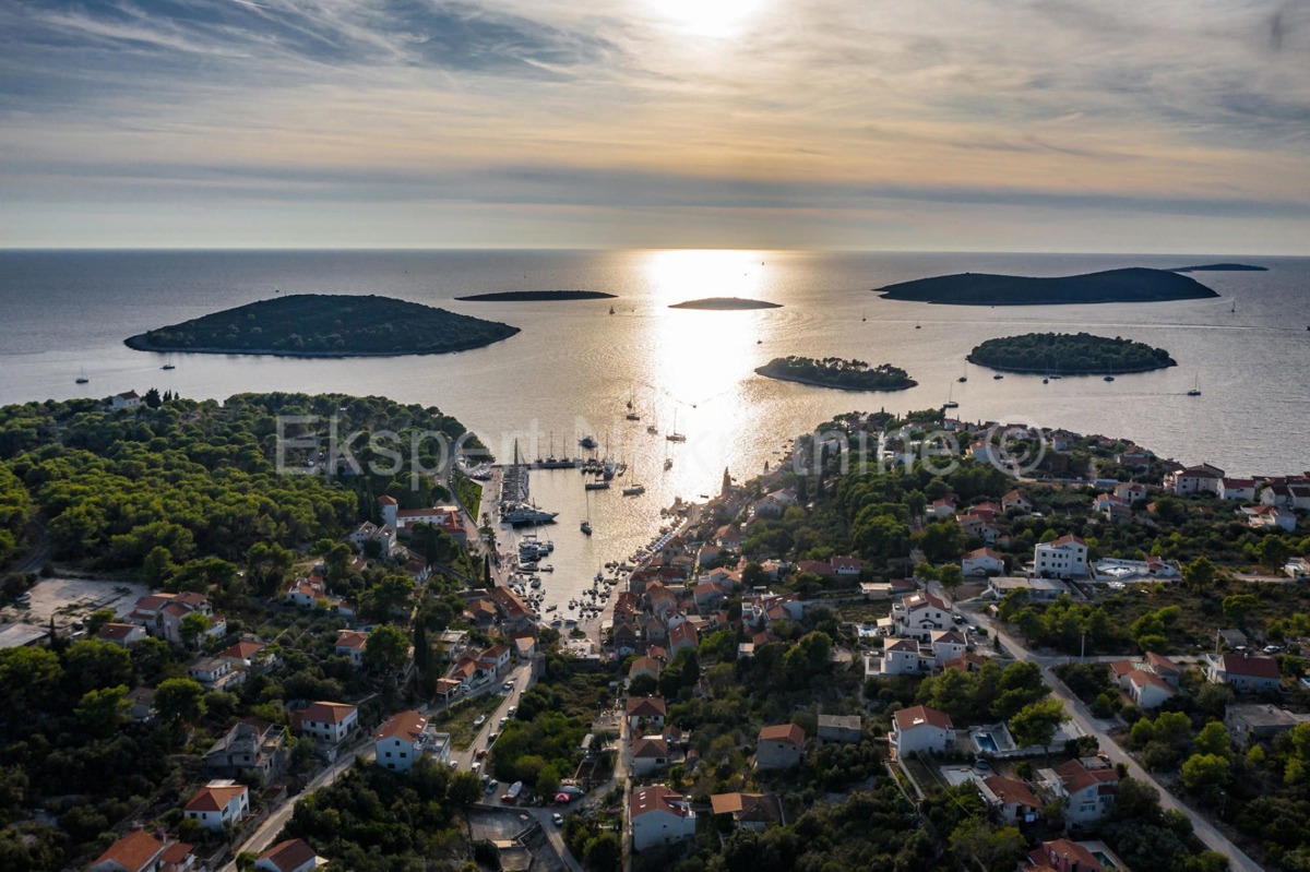 Šolta, Maslinica, terreno edificabile con permesso, 380m dal mare e dalla spiaggia