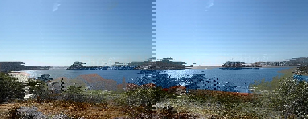 Rogoznica, Ražanj, terreno 3780 m2, a 150 m dal mare e dalla spiaggia
