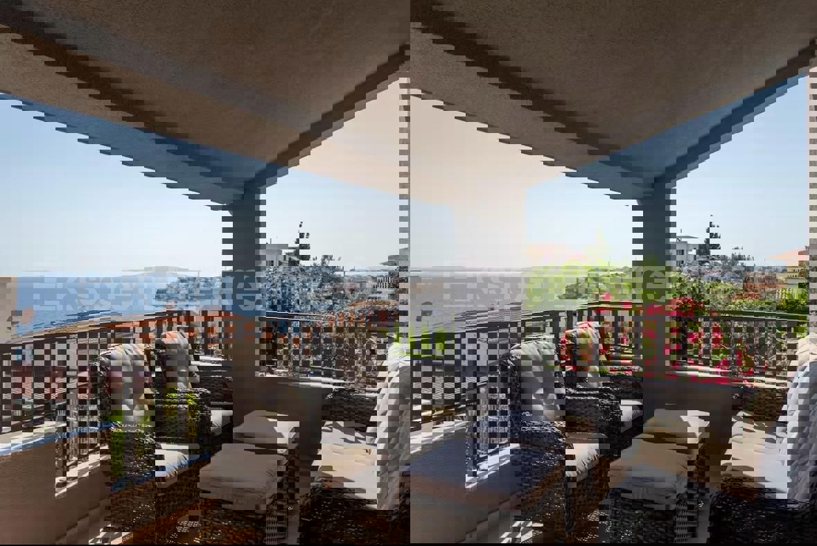 Čiovo, Okrug G. detached house 192 m2 on two floors, sea view,