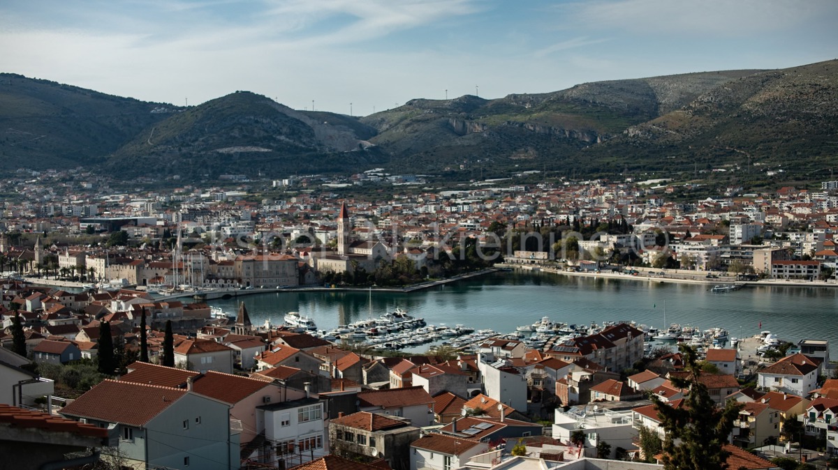 Trogir, luxury villa 312 m2, with swimming pool and garage and landscaped garden