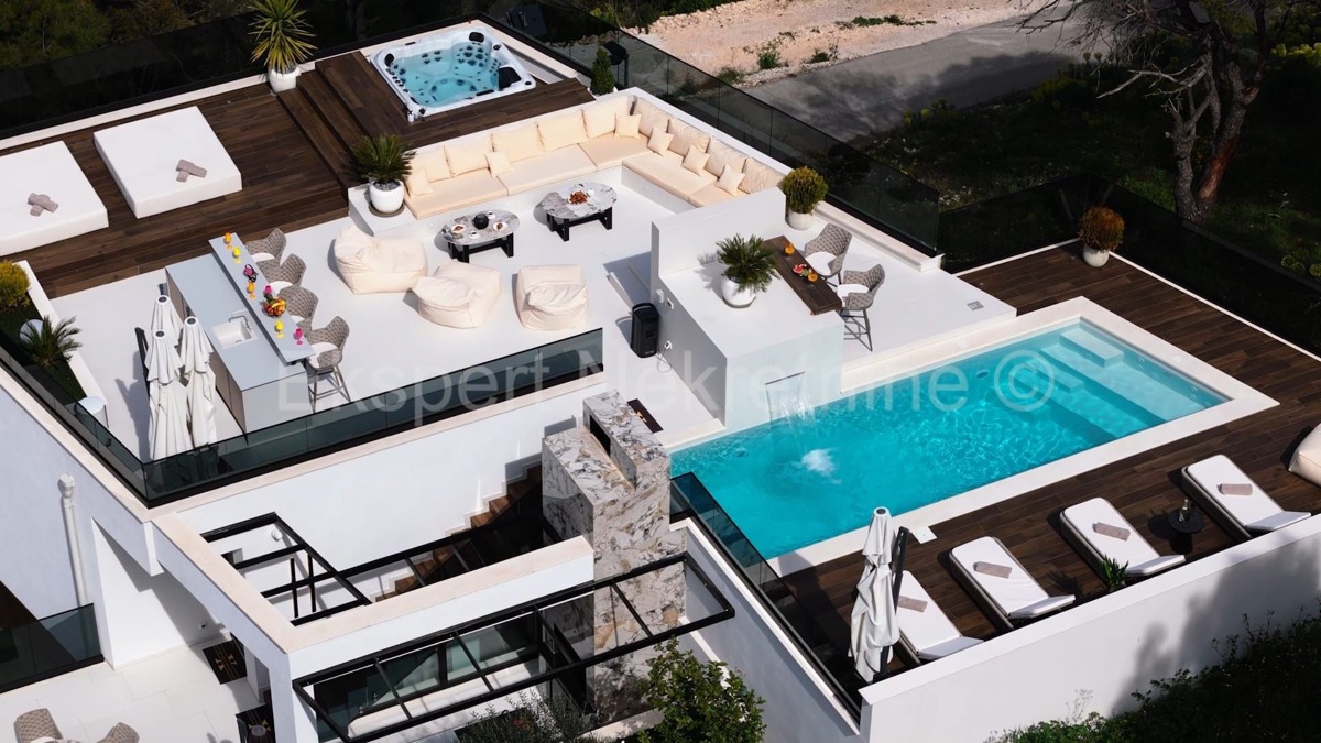 Trogir, luxury villa 312 m2, with swimming pool and garage and landscaped garden