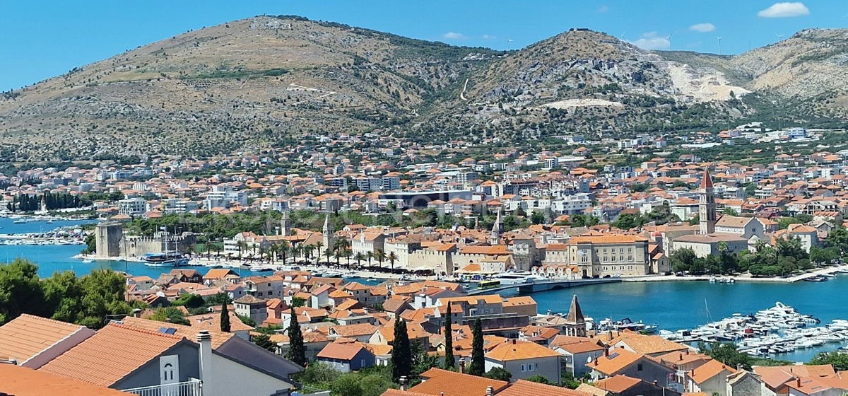 Trogir, luxury villa 312 m2, with swimming pool and garage and landscaped garden