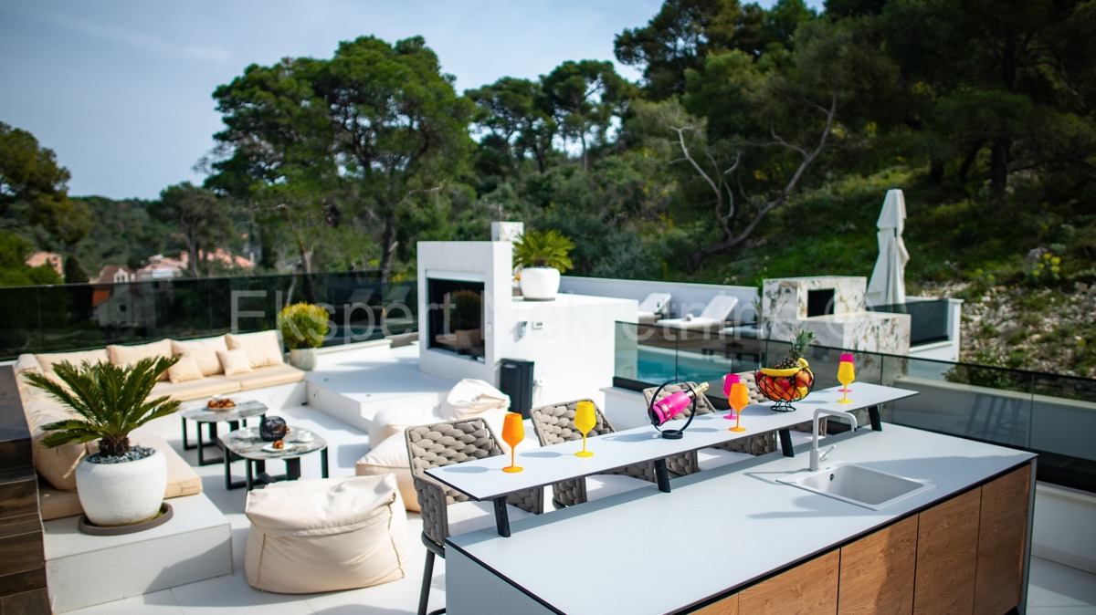 Trogir, luxury villa 312 m2, with swimming pool and garage and landscaped garden