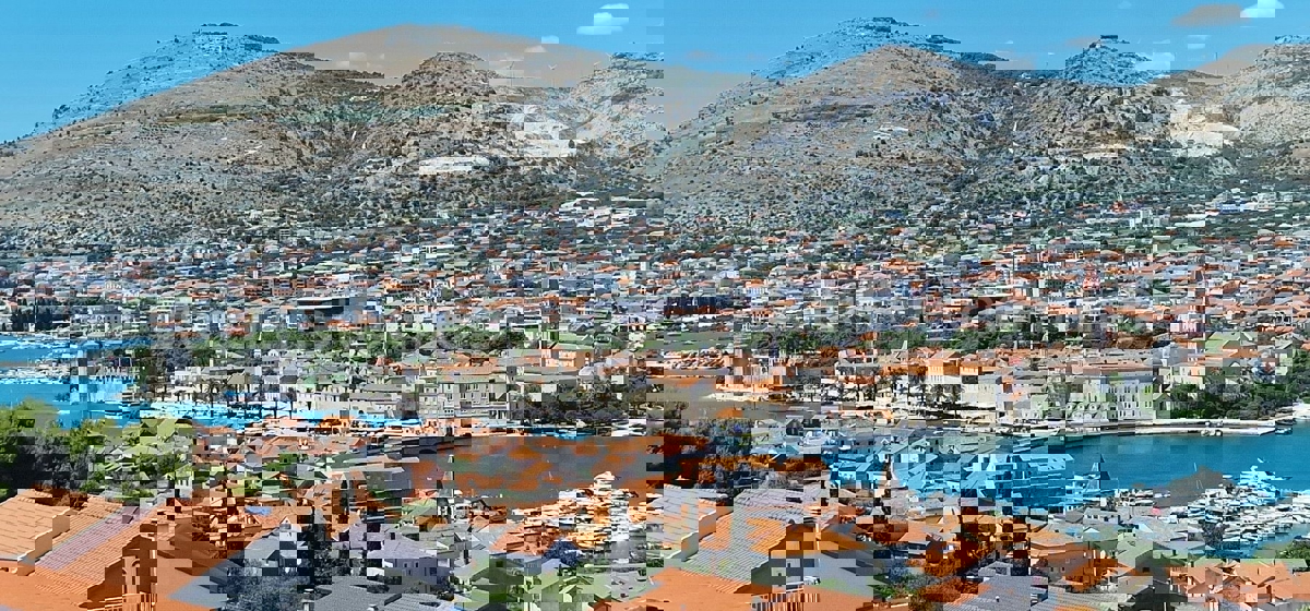 Trogir, luxury villa 312 m2, with swimming pool and garage and landscaped garden