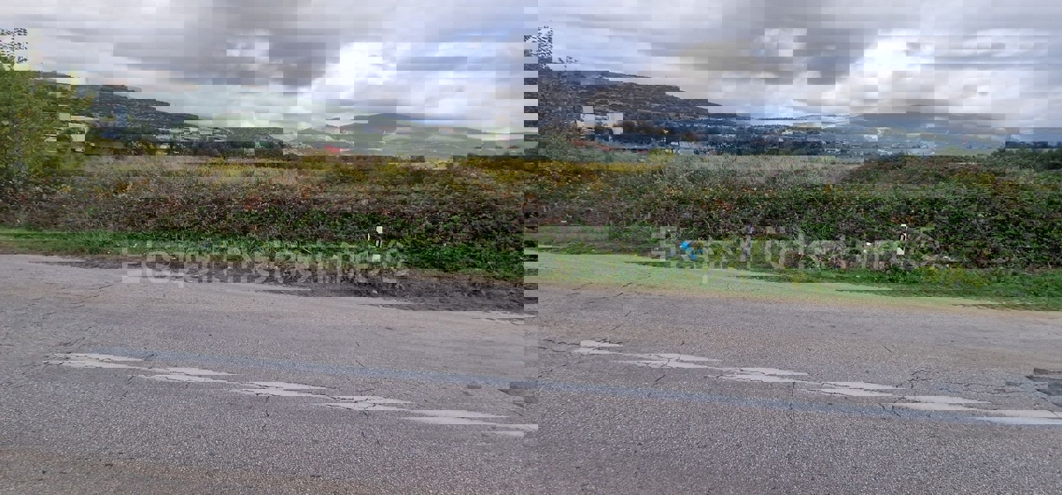 Trogir, Divulje, agricultural land 3314 m2, next to the main road to the airport