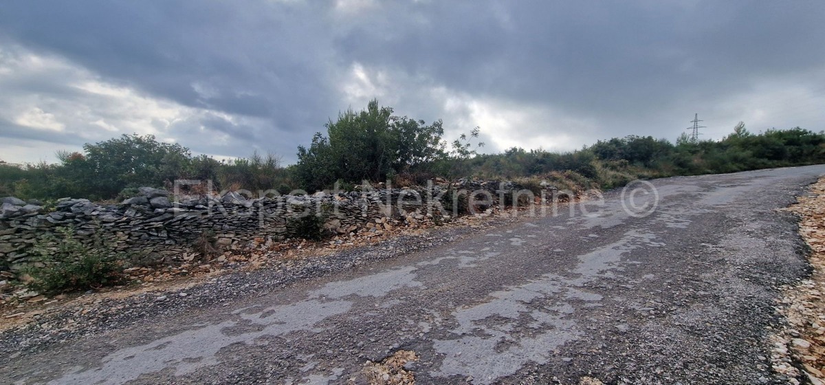 Trogir, Plano, agricultural land 3296 m2, sea view, road