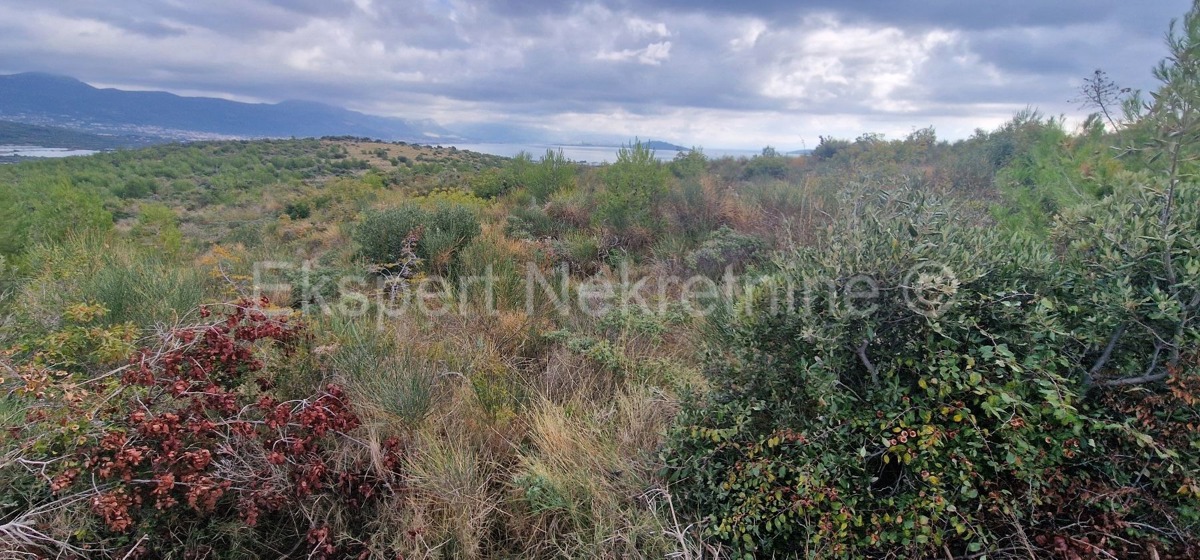 Trogir, Plano, agricultural land 3296 m2, sea view, road