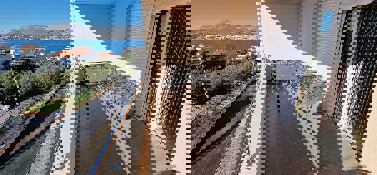 Čiovo, Okrug, 3-bedroom apartment 118 m2, 2nd floor, large terrace, view, furnished