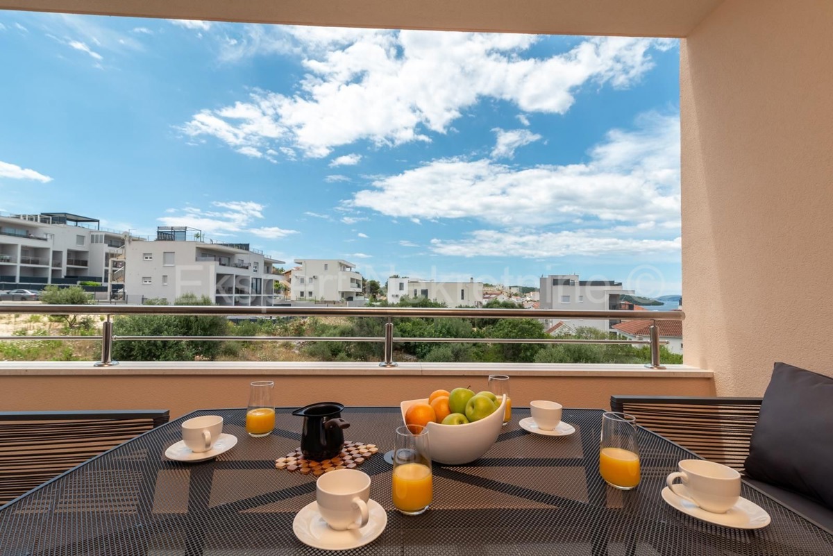 Čiovo, Okrug, 3-bedroom apartment 118 m2, 2nd floor, large terrace, view, furnished