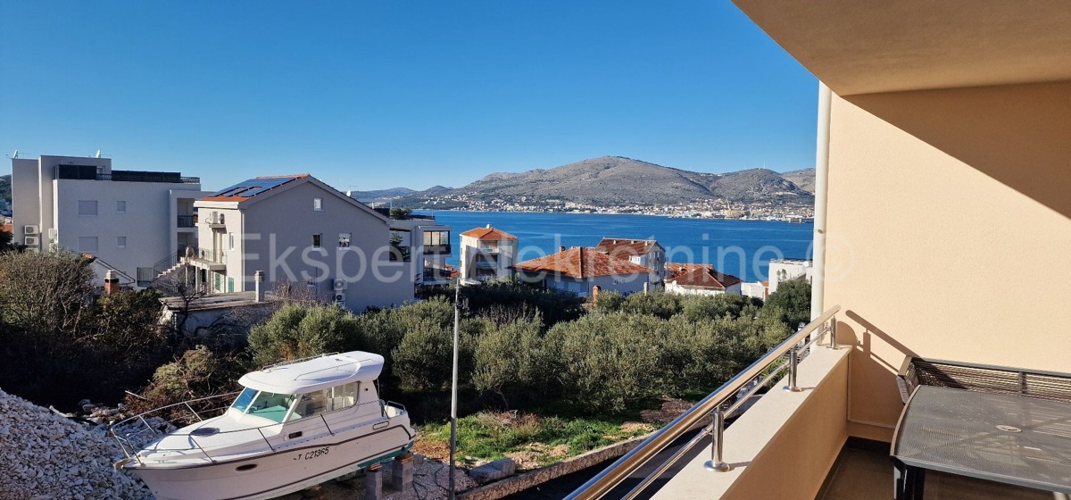 Čiovo, Okrug, 3-bedroom apartment 118 m2, 2nd floor, large terrace, view, furnished