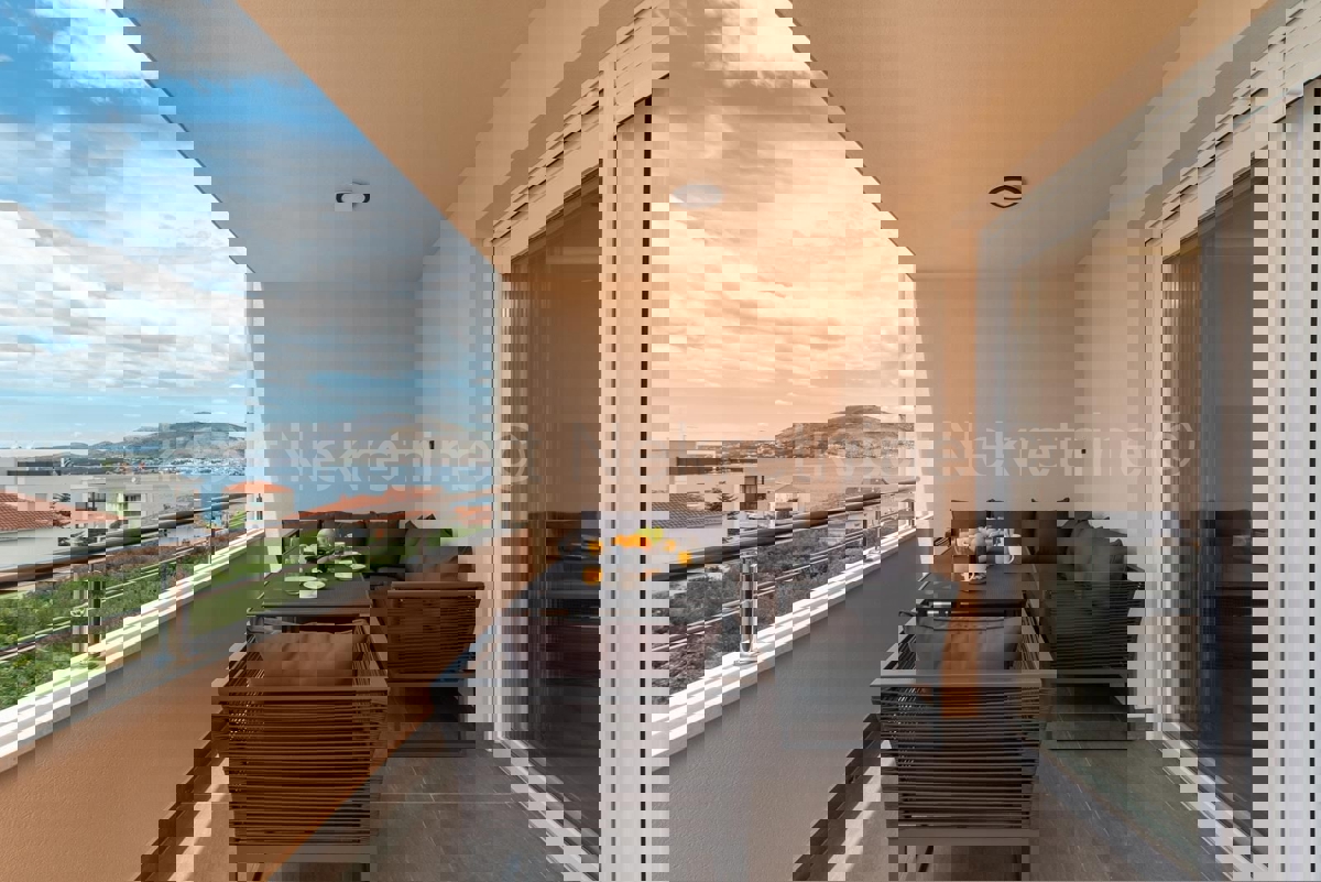 Čiovo, Okrug, 3-bedroom apartment 118 m2, 2nd floor, large terrace, view, furnished