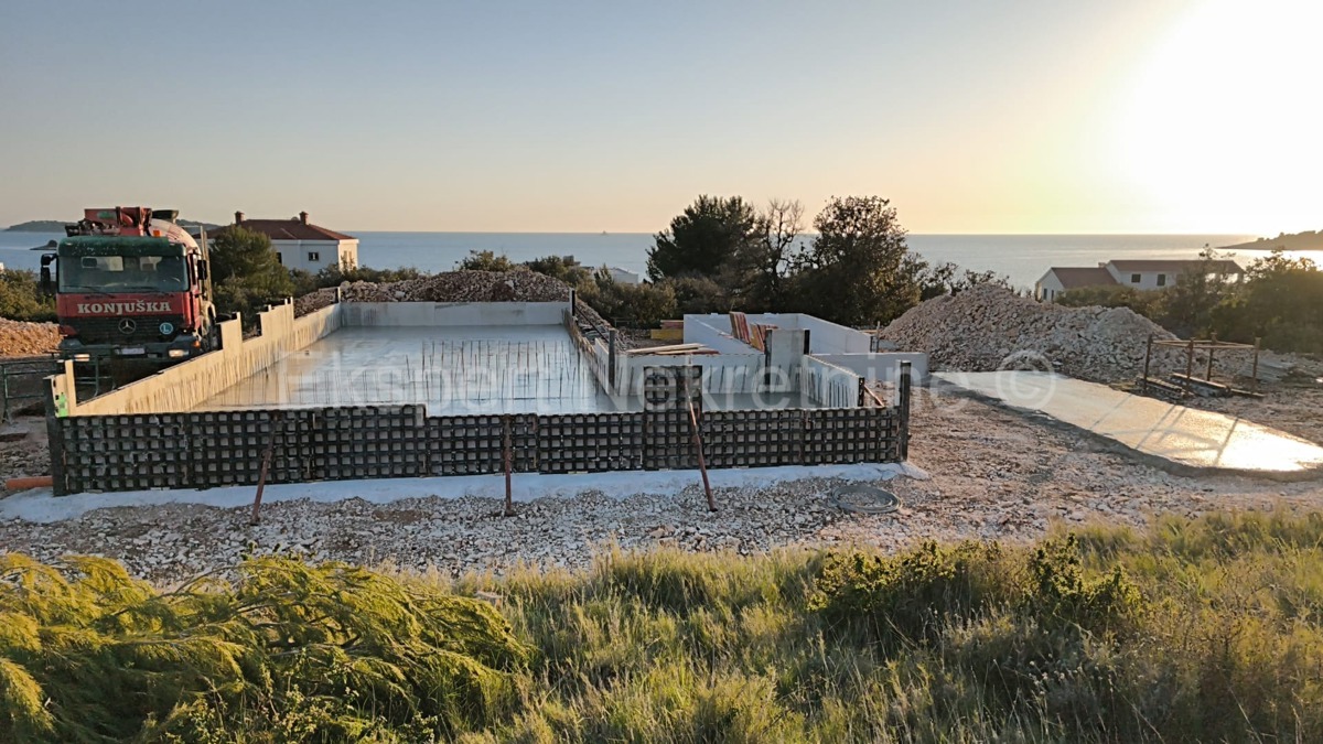 Rogoznica, luxury villa 276 m2 with swimming pool (41m2) only 120 from the sea and beach,