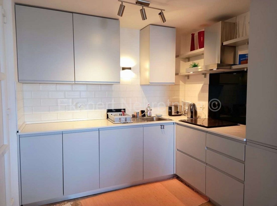 Seget Vranjica, 2-bedroom apartment 81 m2 only 60m from the sea and beach, swimming pool