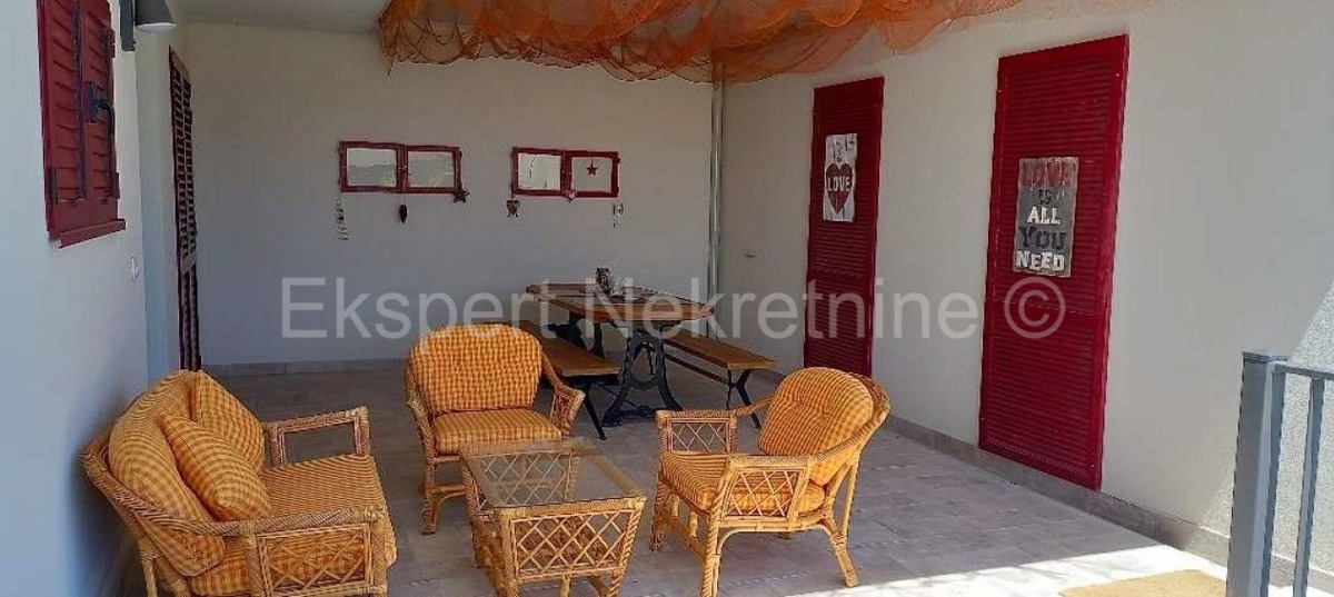 Seget Vranjica, 2-bedroom apartment 81 m2 only 60m from the sea and beach, swimming pool