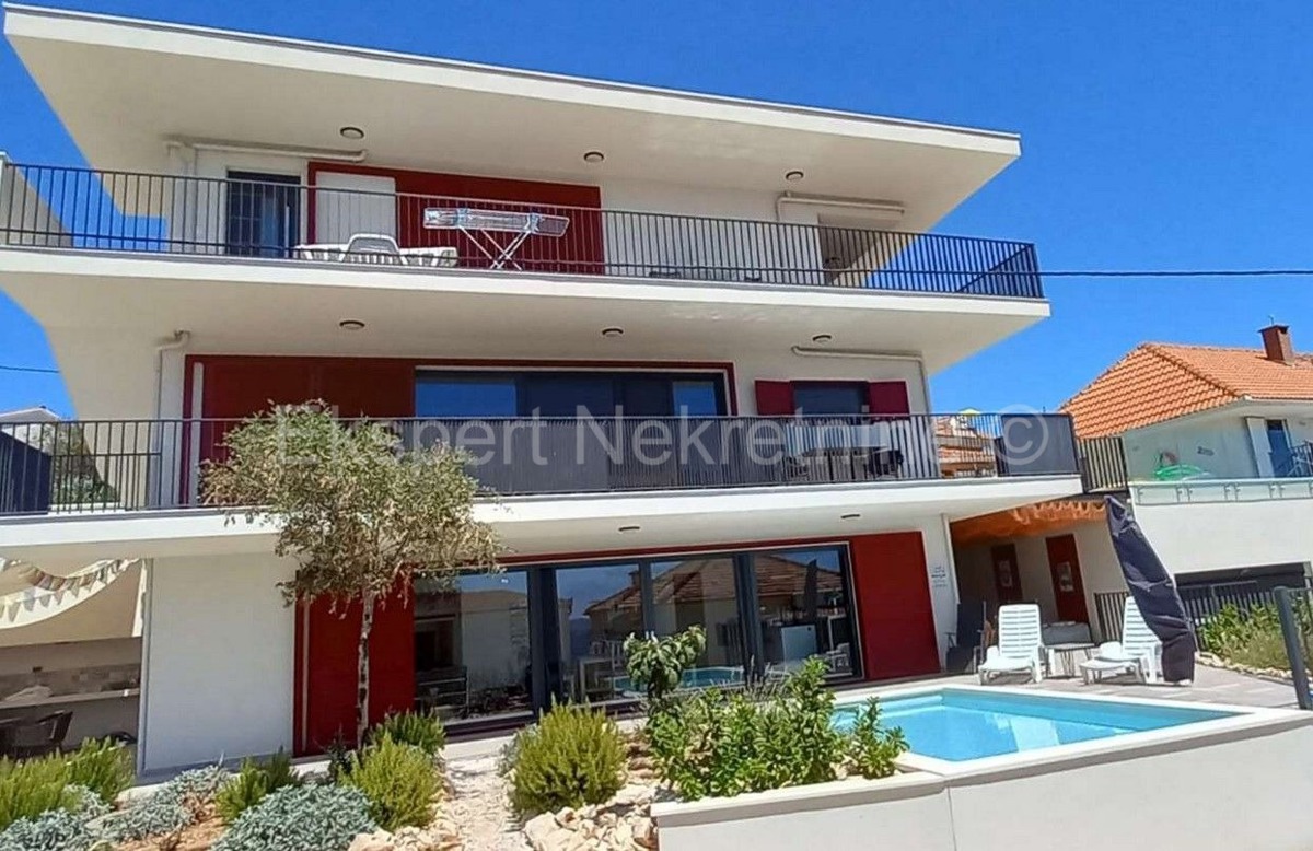 Seget Vranjica, 2-bedroom apartment 81 m2 only 60m from the sea and beach, swimming pool