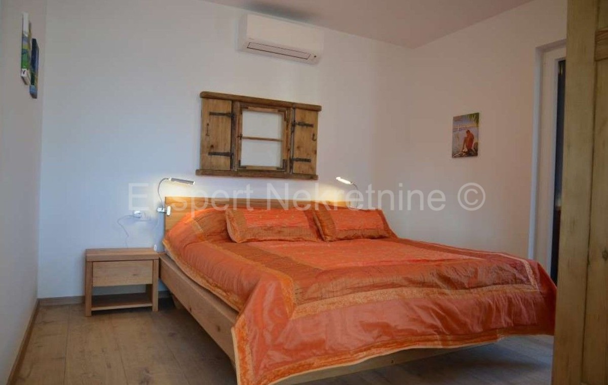 Seget Vranjica, 2-bedroom apartment 81 m2 only 60m from the sea and beach, swimming pool