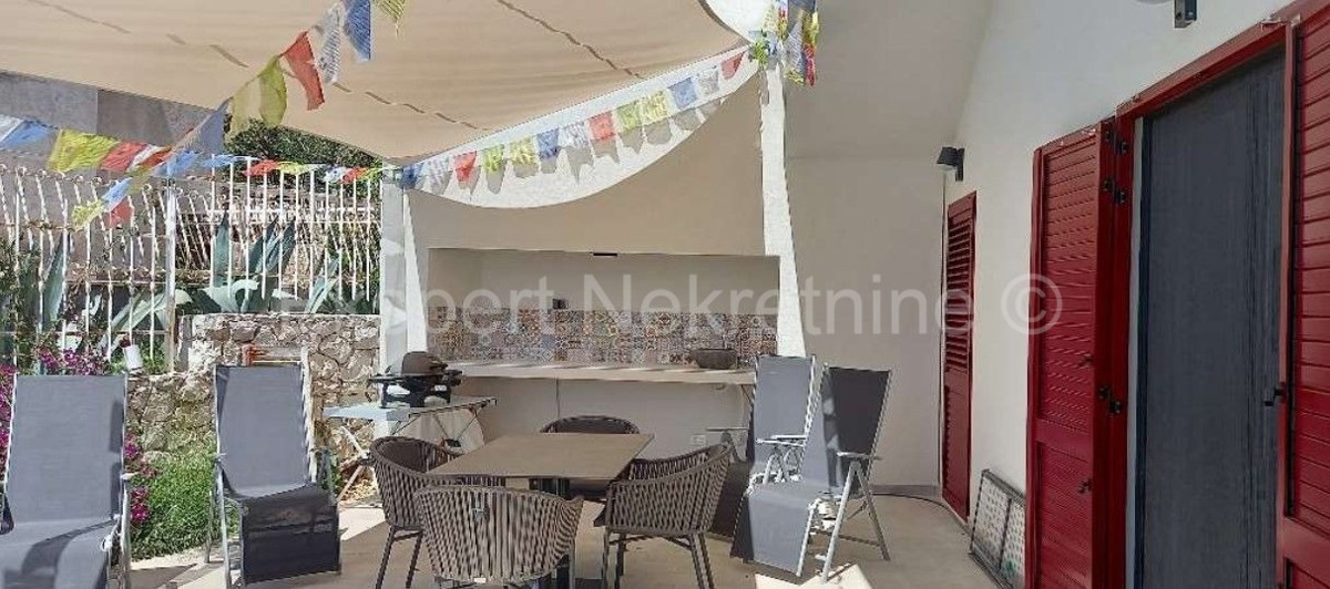 Seget Vranjica, 2-bedroom apartment 81 m2 only 60m from the sea and beach, swimming pool