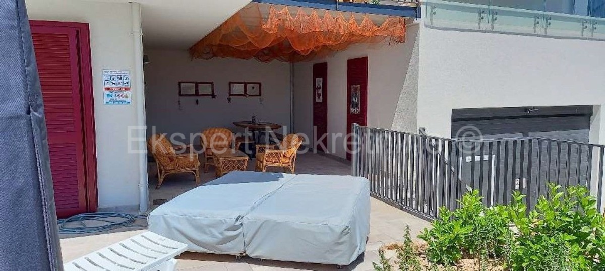 Seget Vranjica, 2-bedroom apartment 81 m2 only 60m from the sea and beach, swimming pool