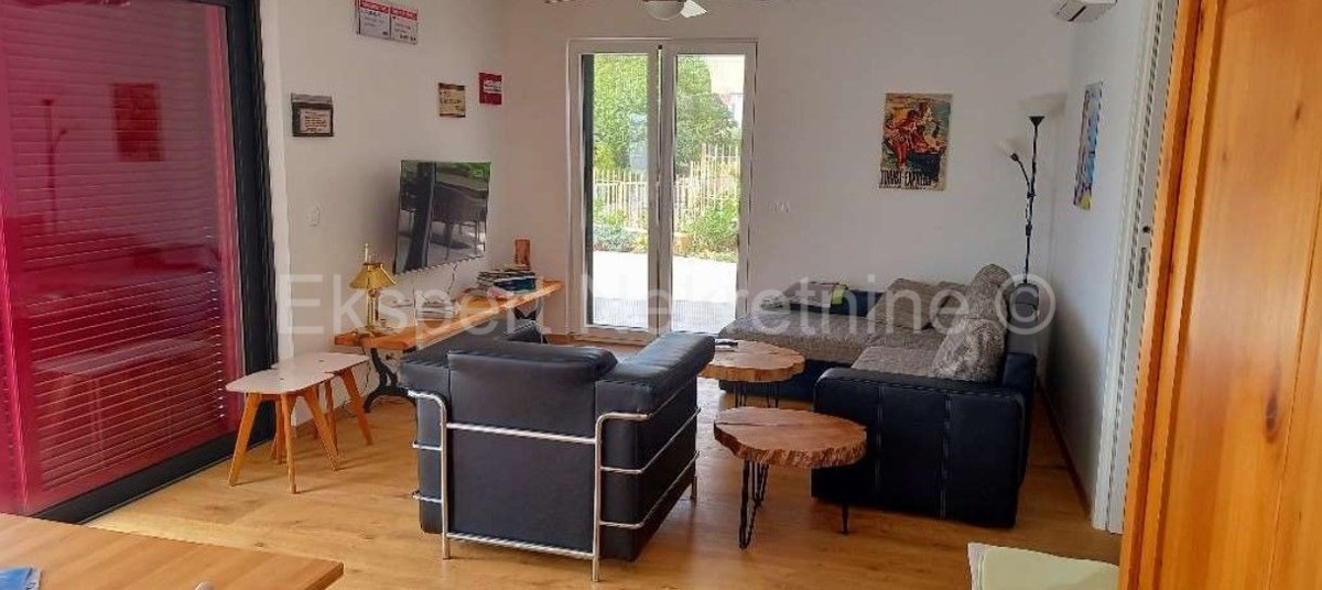 Seget Vranjica, 2-bedroom apartment 81 m2 only 60m from the sea and beach, swimming pool