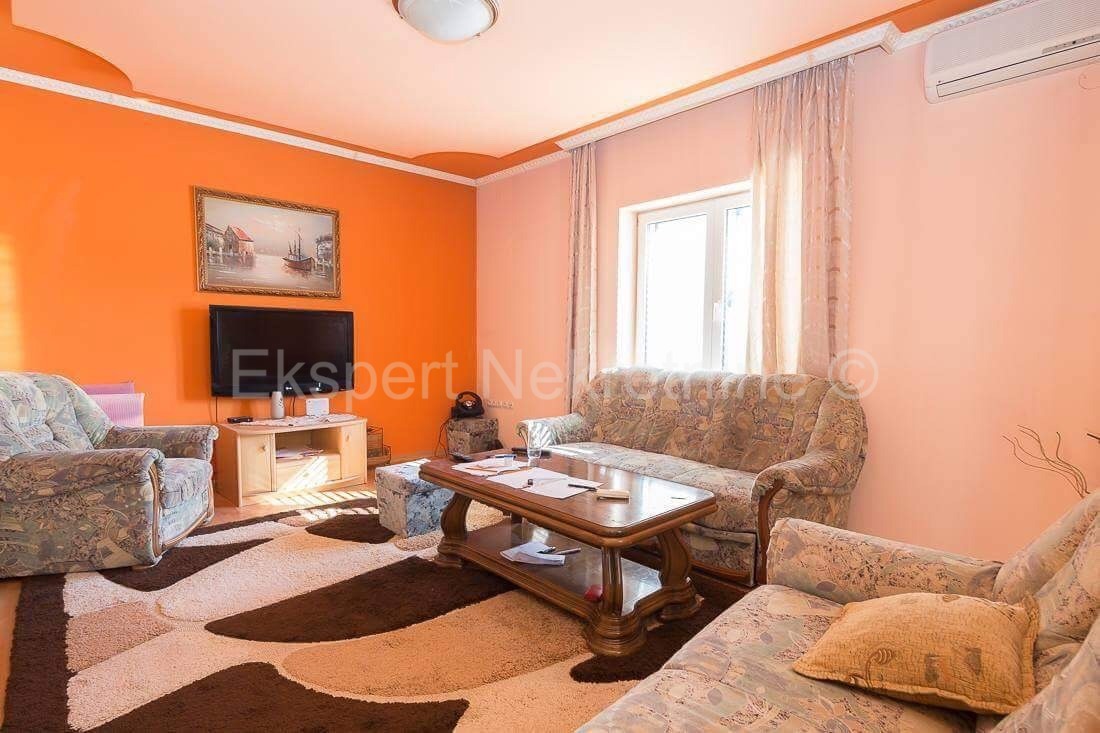 Marina, vicino al centro, casa di 411 mq con 3 ampi appartamenti e garage