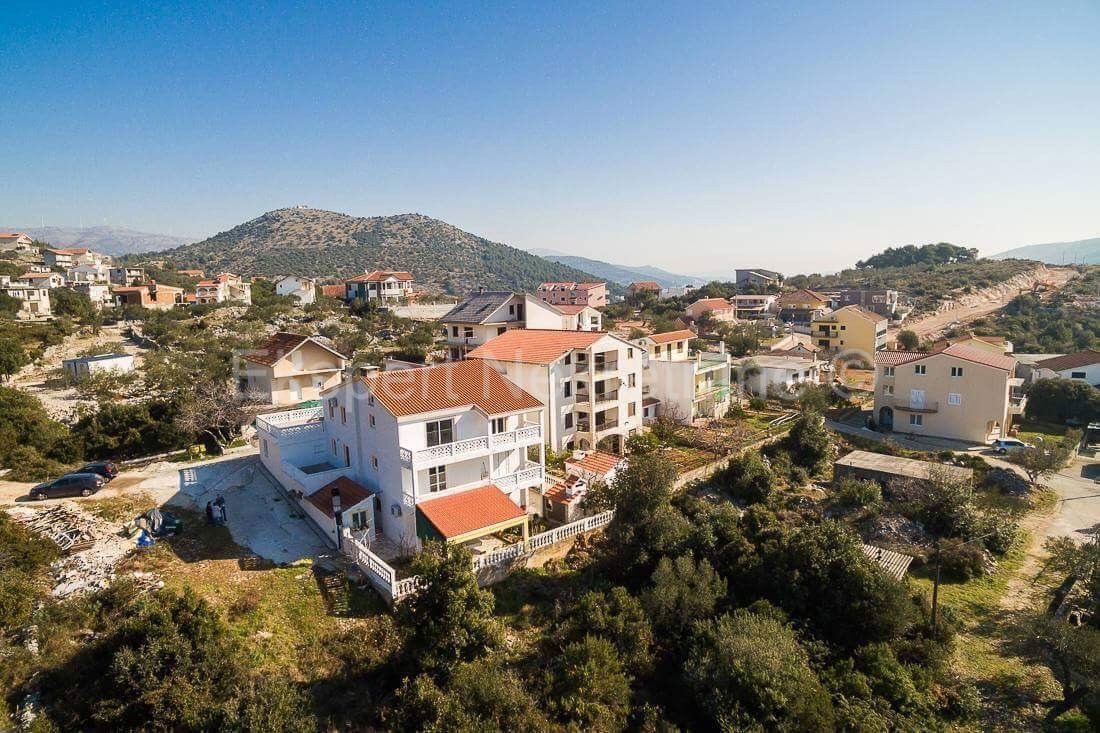 Marina, vicino al centro, casa di 411 mq con 3 ampi appartamenti e garage