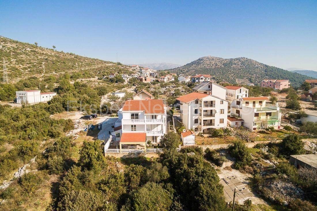 Marina, vicino al centro, casa di 411 mq con 3 ampi appartamenti e garage