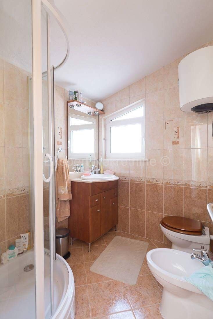 Marina, vicino al centro, casa di 411 mq con 3 ampi appartamenti e garage