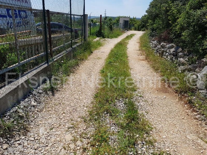 Trogir, Plano, terreno edificabile di 2000 m2, con costruzione. permesso per un edificio di 400 mq