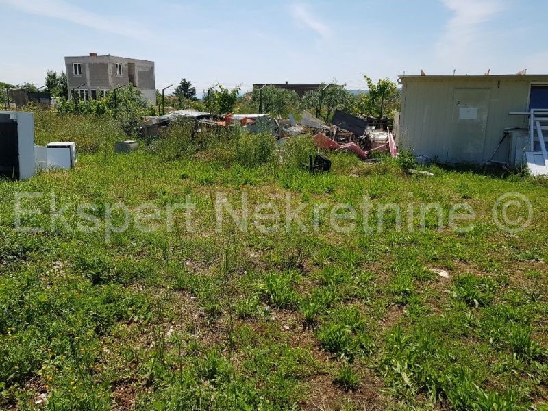 Trogir, Plano, terreno edificabile di 2000 m2, con costruzione. permesso per un edificio di 400 mq