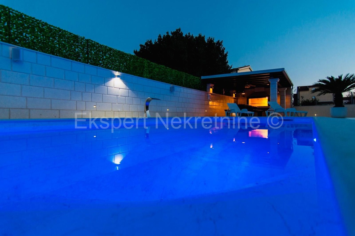 K. Novi - Villa con giardino e piscina