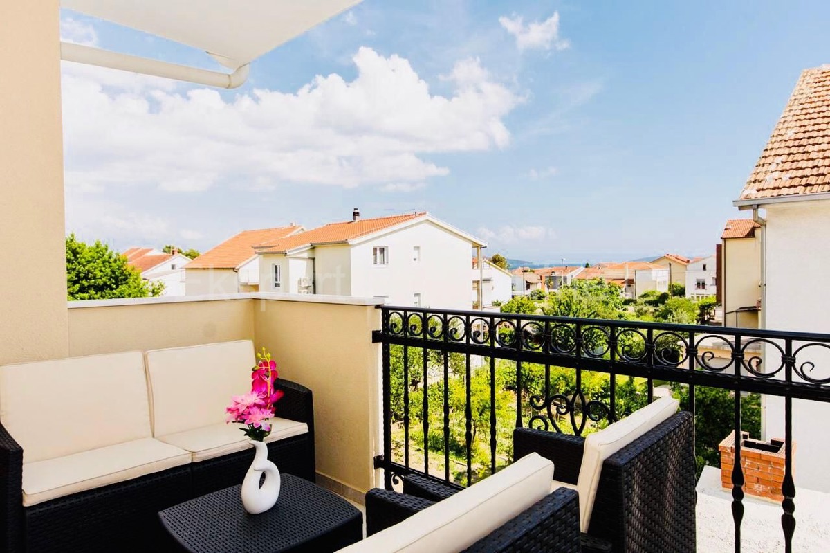 K. Novi - Villa con giardino e piscina