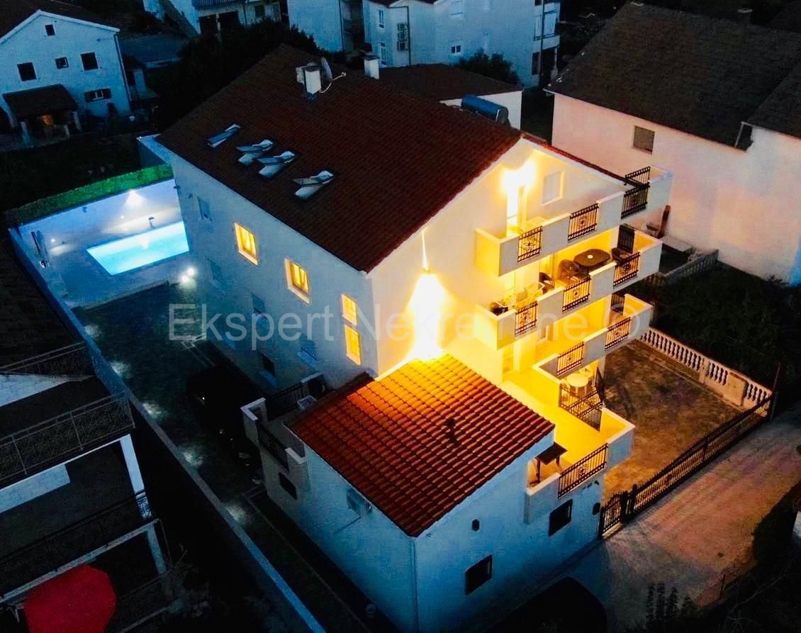 K. Novi - Villa con giardino e piscina