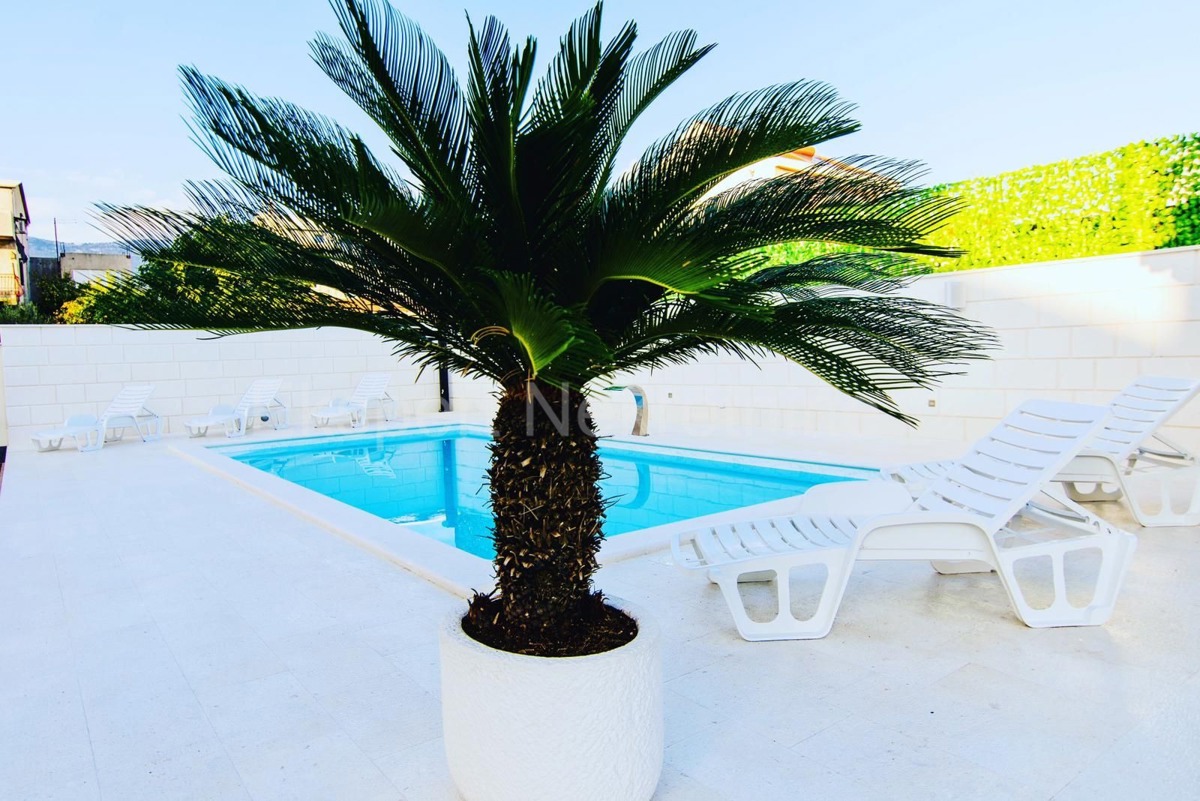 K. Novi - Villa con giardino e piscina