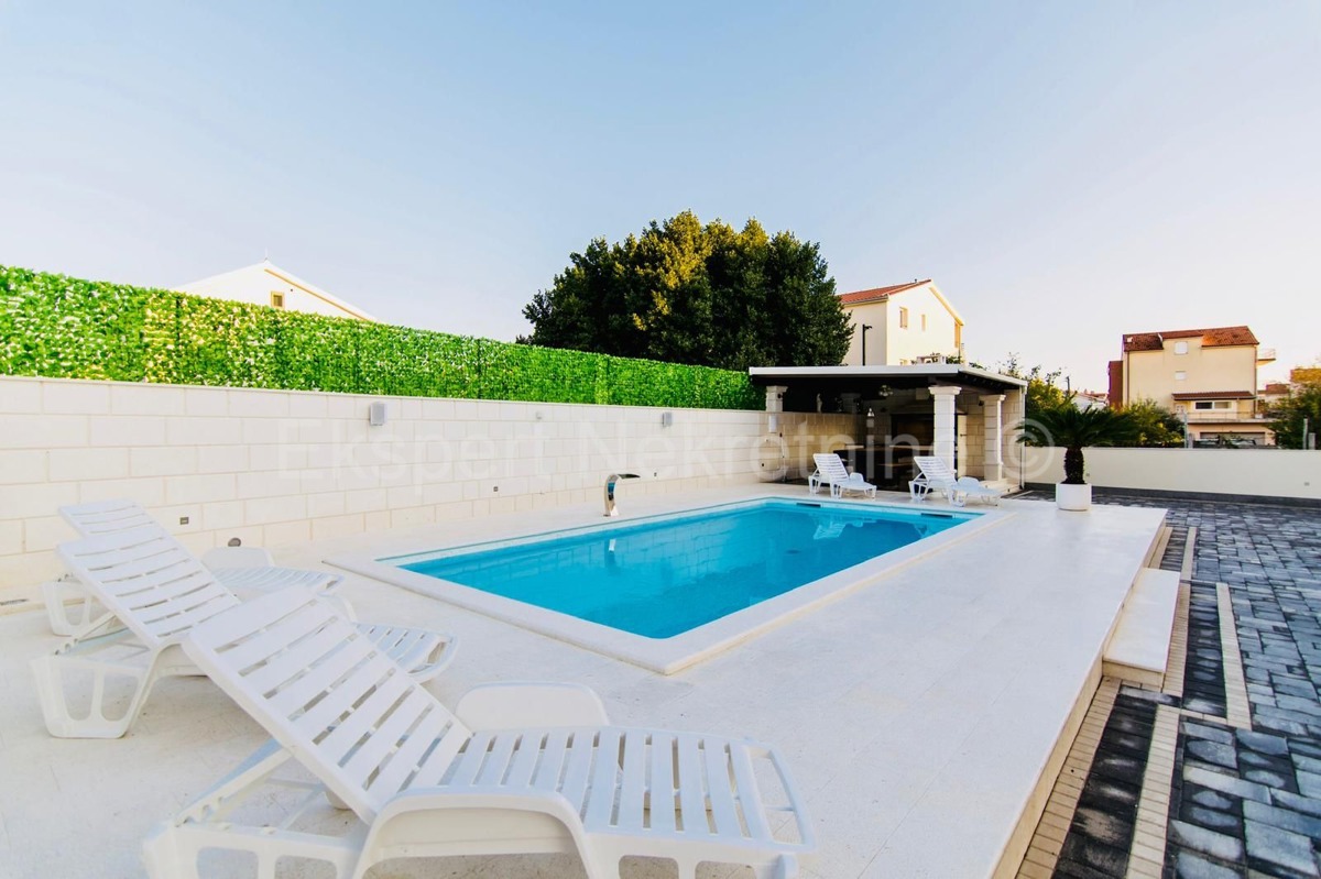 K. Novi - Villa con giardino e piscina