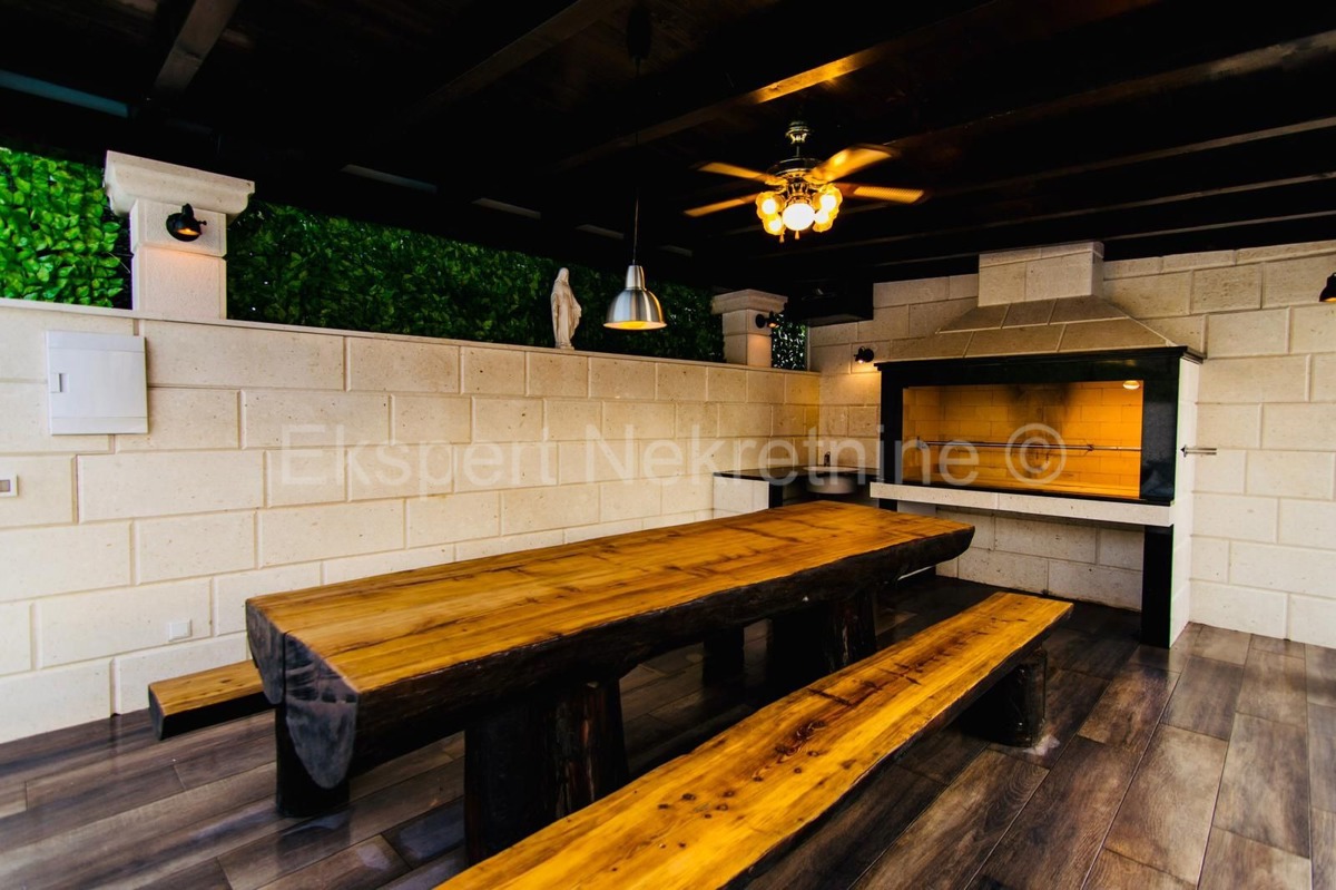 K. Novi - Villa con giardino e piscina