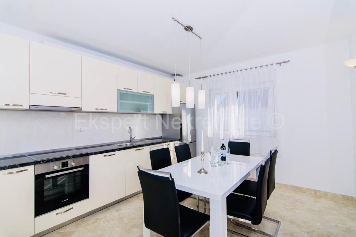 K. Novi - Villa con giardino e piscina