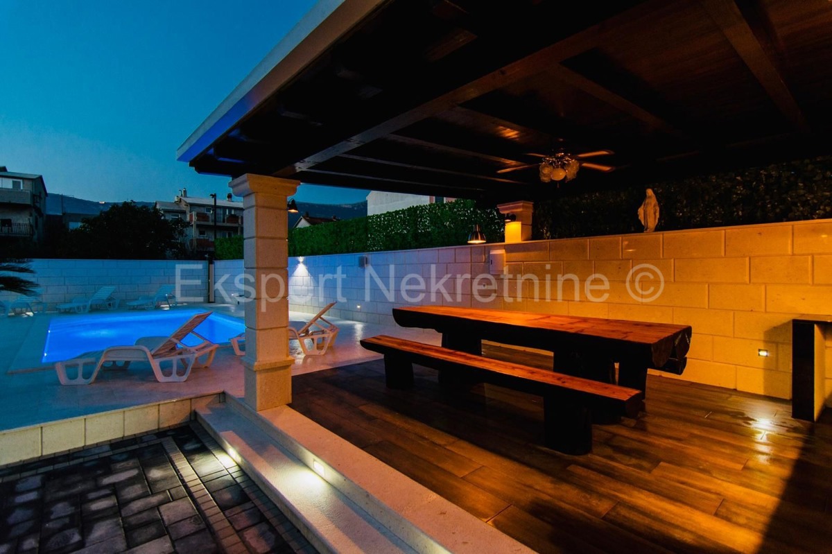 K. Novi - Villa con giardino e piscina