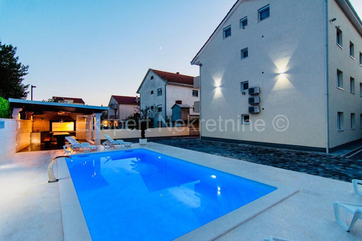 K. Novi - Villa con giardino e piscina