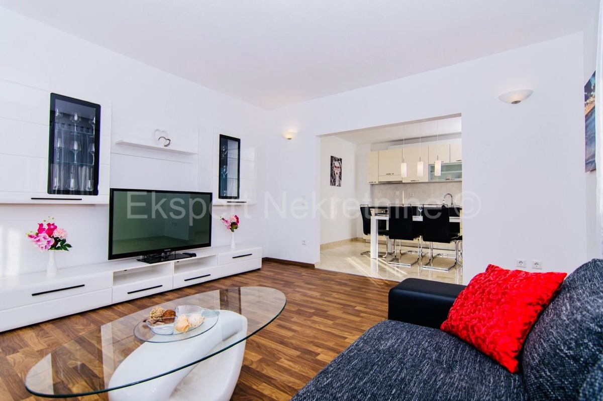 K. Novi - Villa con giardino e piscina