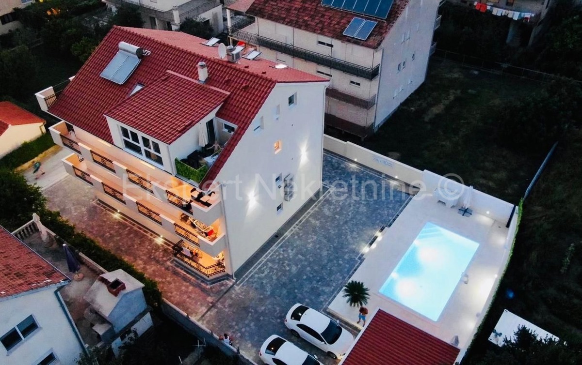 K. Novi - Villa con giardino e piscina