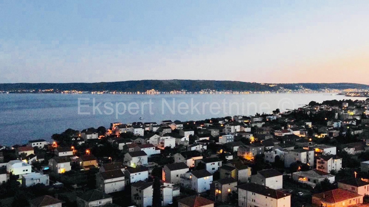 K. Novi - Villa con giardino e piscina