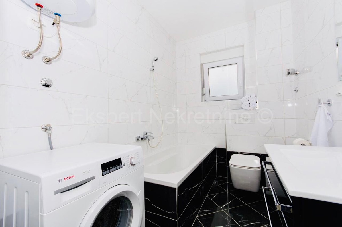 K. Novi - Villa con giardino e piscina