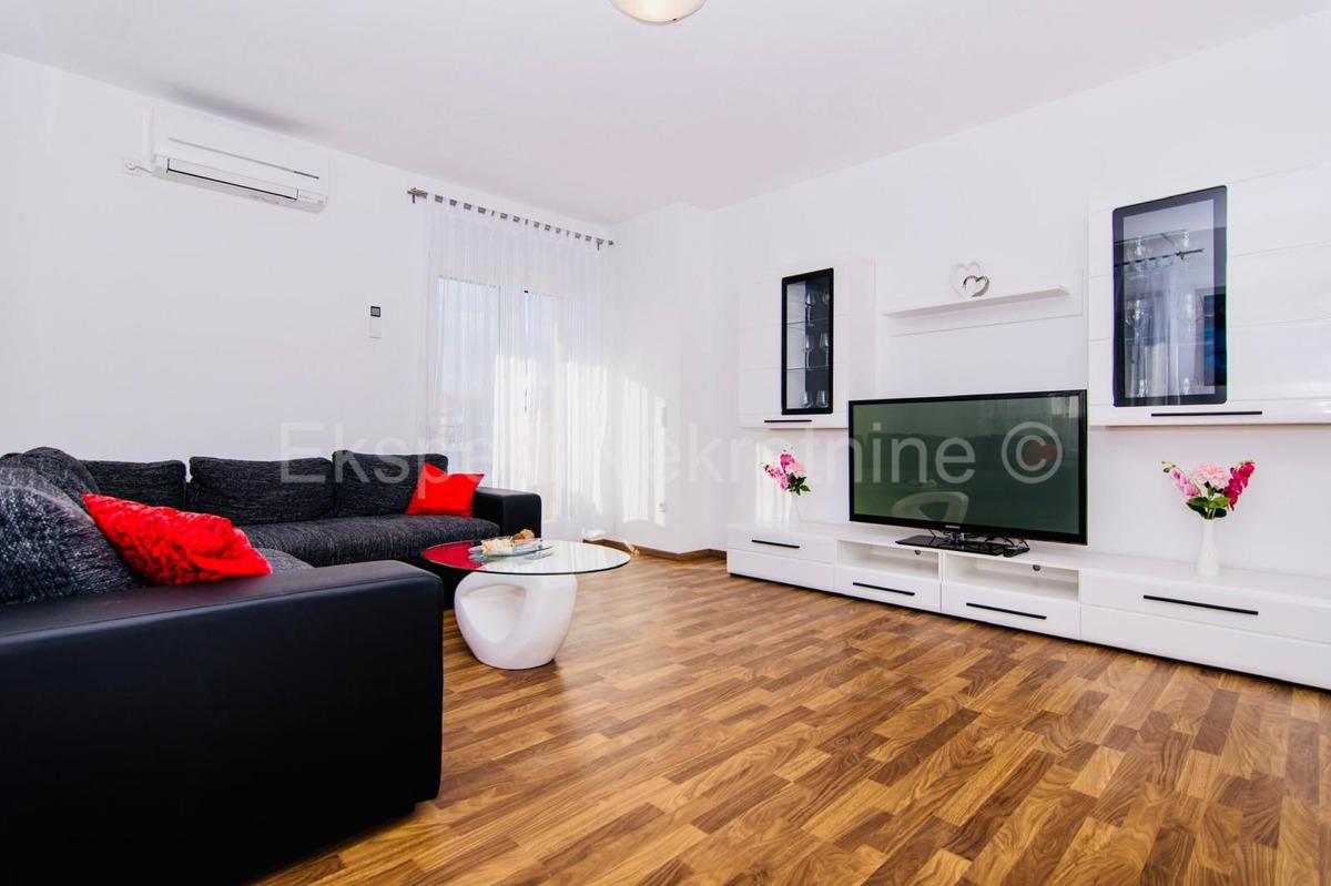 K. Novi - Villa con giardino e piscina