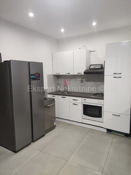 Spalato, Dujmovača, casa a due piani 160m2 con cortile e piscina