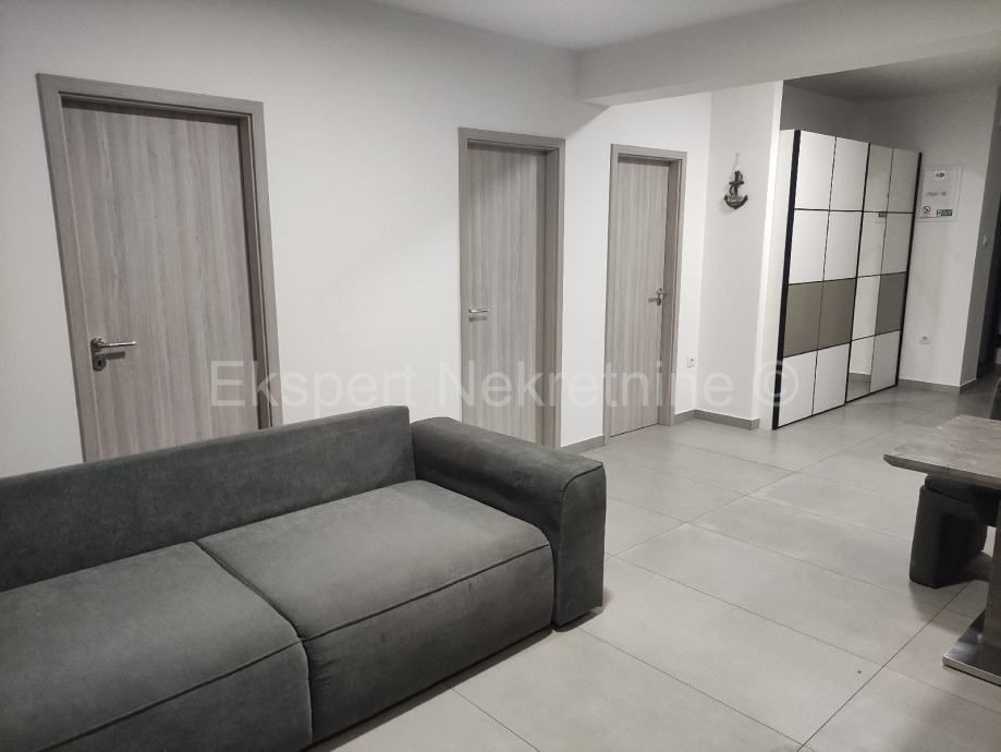 Spalato, Dujmovača, casa a due piani 160m2 con cortile e piscina