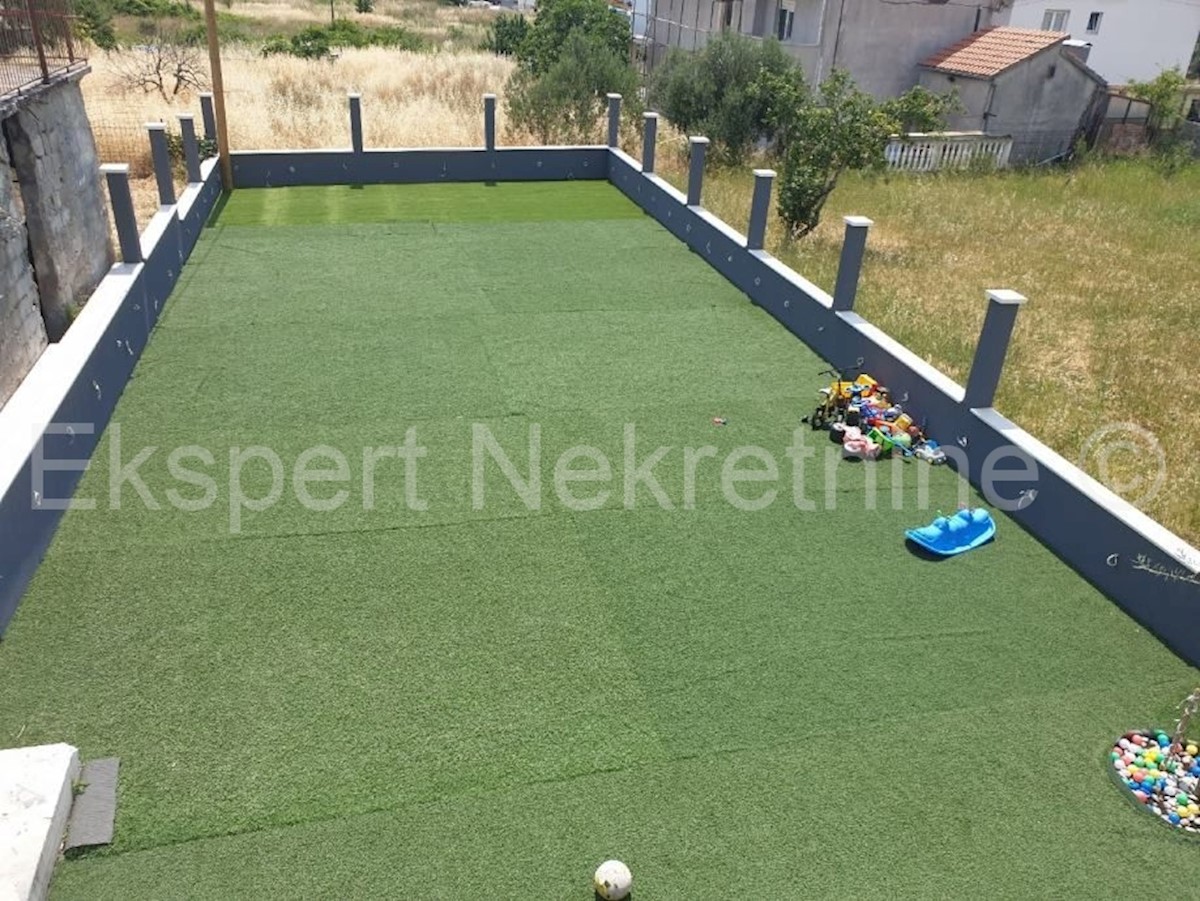 Spalato, Dujmovača, casa a due piani 160m2 con cortile e piscina