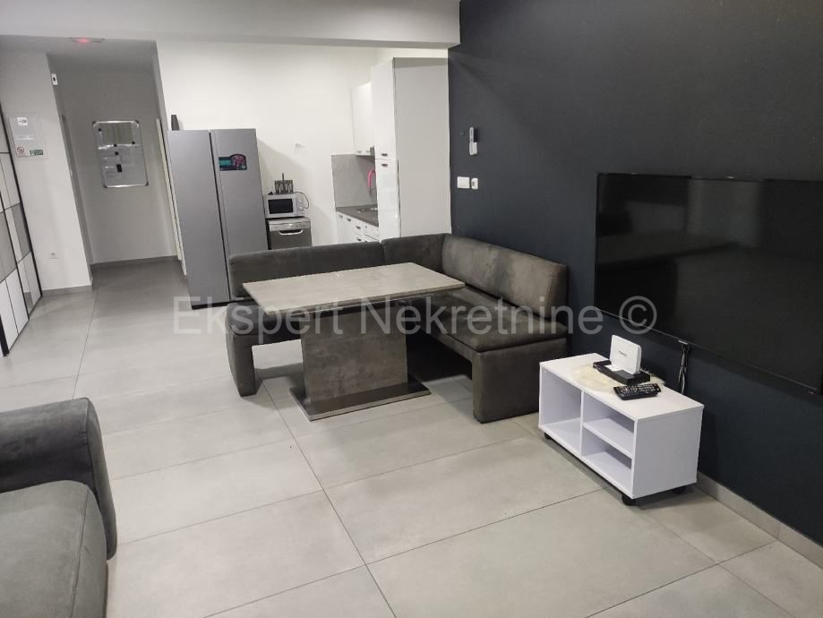 Spalato, Dujmovača, casa a due piani 160m2 con cortile e piscina